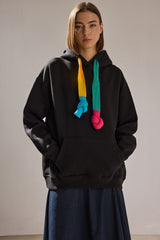 RENKLİ BAĞCIK DETAYLI KAPÜŞONLU SWEATSHIRT