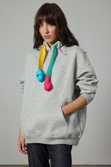 RENKLİ BAĞCIK DETAYLI KAPÜŞONLU SWEATSHIRT